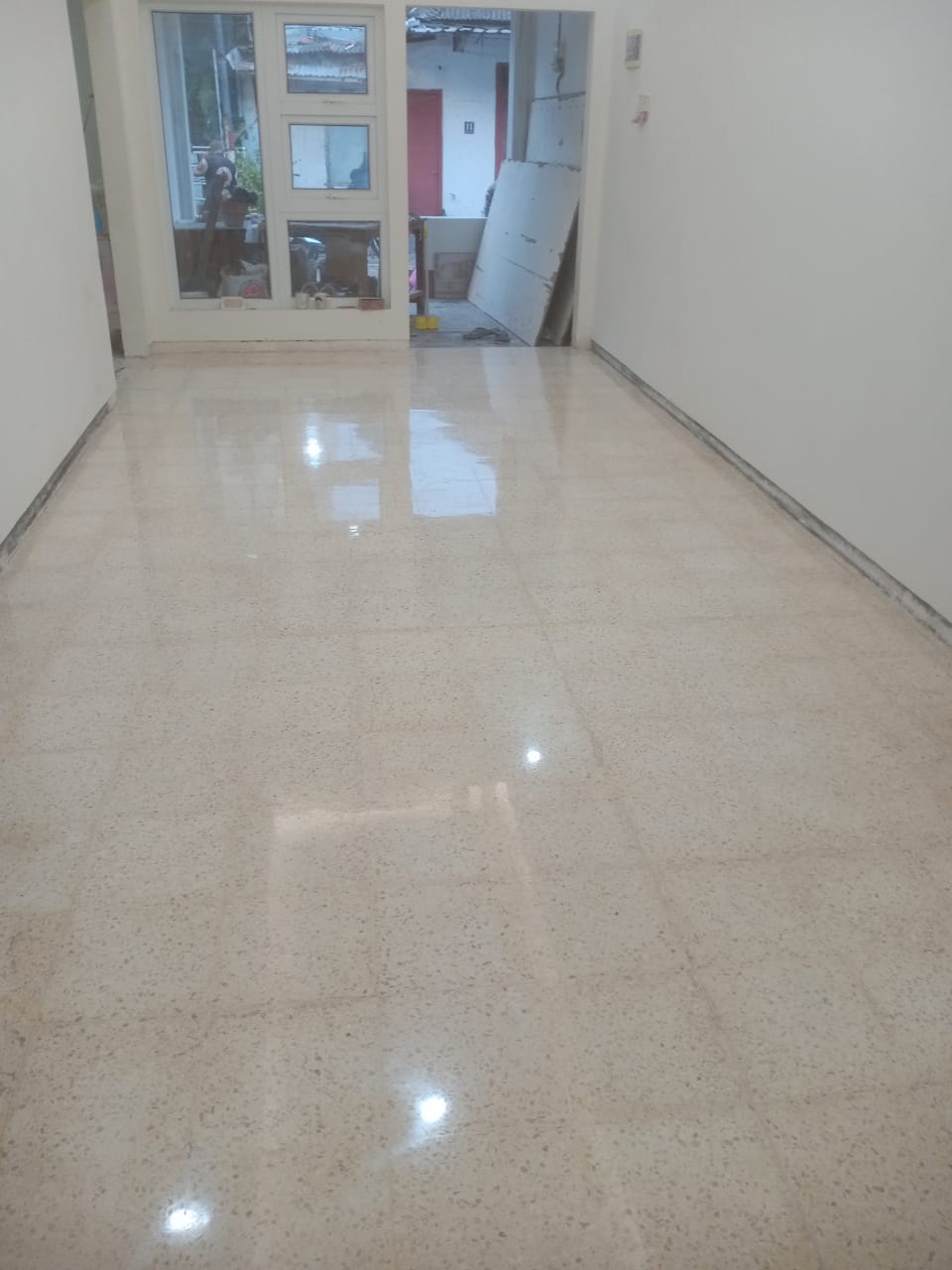 Hasil poles lantai Sidoarjo pada interior rumah