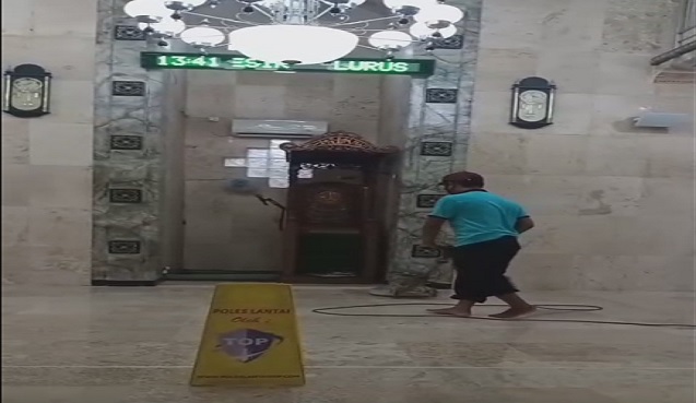 Pengerjaan poles lantai masjid di Sidoarjo